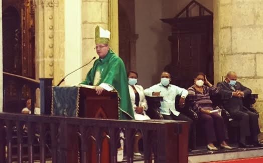 Monseñor José Amable Durán Tineo, Obispo Auxiliar de la Arquidiócesis de Santo Domingo, mientras expresaba en la Catedral Primada, sus criterios sobre el Cooperativismo.