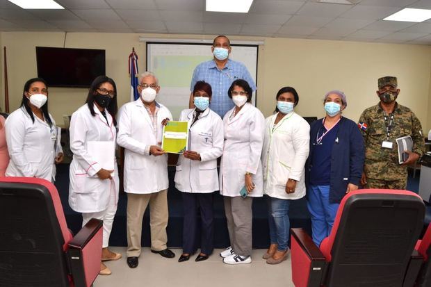 Al centro el director del hospital general Dr. Vinicio Calventi, doctor José Ulises Pichardo Jiménez, activa el Comité de Emergencia del centro de salud para la Semana Santa 2021.