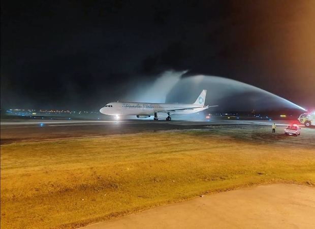 El tradicional arco de agua inaugural con que se recibe a un avión que inaugura una ruta, cae sobre el Airbus 321 de Sky Cana, al llegar a Punta Cana desde Medellín.