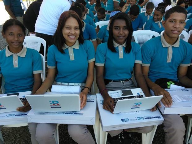 Trece mil estudiantes de 43 centros educativos de Jornada Escolar Extendida de la región Sur del país, recibieron igual número de netbooks, dentro del programa “Uno a Uno”.