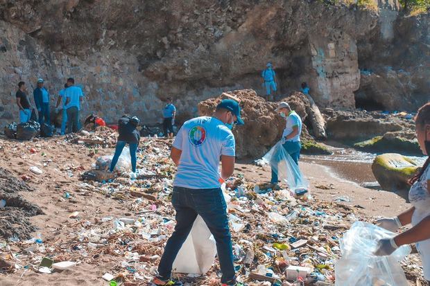otra área de la jornada de limpieza de playa Parley por miembros del Ministerio de la Juventud del Gobierno de la República Dominicana.