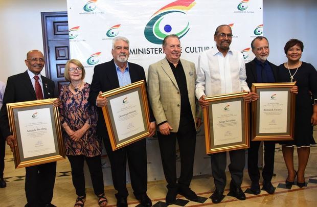 Los artistas Jorge Severino y Amable Sterling, Domingo Batista y Bismarck Victoria junto al ministro de Cultura, Eduardo Selman y la directora del Museo de Arte Moderno, María Elena Ditrén, luego que recibieran el Premio Nacional de Artes Visuales 2019.