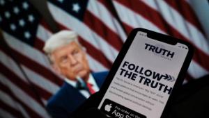 Trump lanza su propia red social, "Truth Social", para competir con Twitter