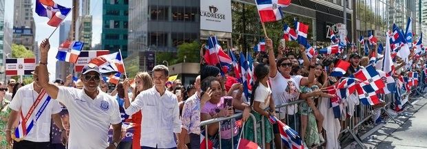 El Comisionado Ydanis Rodríguez destaca los logros de los dominicanos en educación y negocios en el desfile de Manhattan