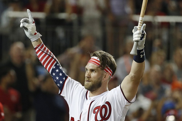 Harper celebrando