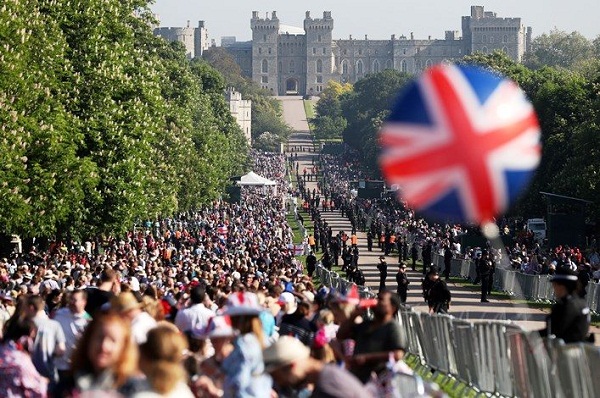 Gran concentración de personas a las afueras del palacio de Windsor antes de la boda real
