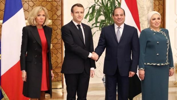 Emmanuel y Brigitte Macron recibidos por Abdel Fattah al-Sisi e Intisar Amer en el palacio presidencial en El Cairo. 