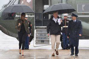 Tacones de Melania Trump para visitar zona afectada por Harvey causan revuelo