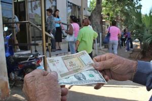 Cuba elimina el gravamen del 10 % al dólar en medio de la grave crisis económica