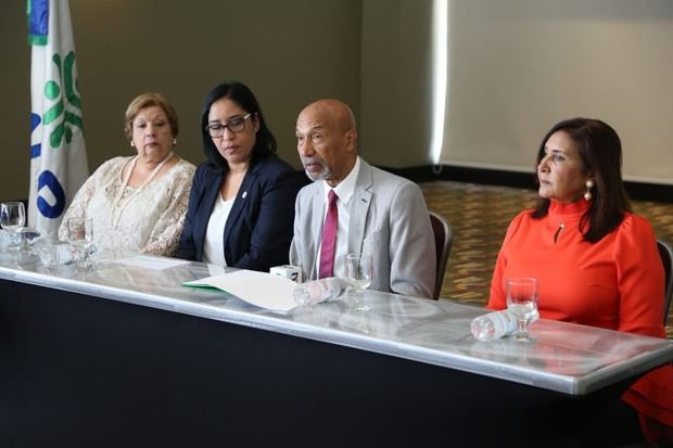 El viceministro de Evaluación del Desempeño Institucional, ingeniero Pedro Nina, junto Leslie De León, directora de Gestión de Calidad y coordinadora del Premio Nacional a la Calidad.