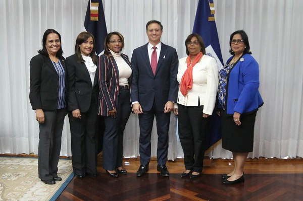 El procurador Jean Rodríguez junto a las integrantes de la comisión de Género de la Cámara de Diputados