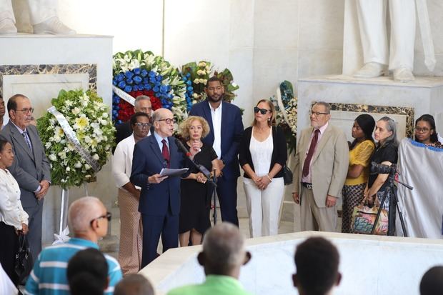 En el depósito de la ofrenda floral estuvieron presentes además, el secretario general de la APD, doctor Carlos Sánchez, los invitados especiales  y miembros de la Dirección Ejecutiva .