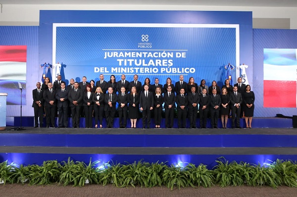  El procurador Jean Rodríguez (centro) junto a los nuevos titulares de diferentes dependencias del Ministerio Público.