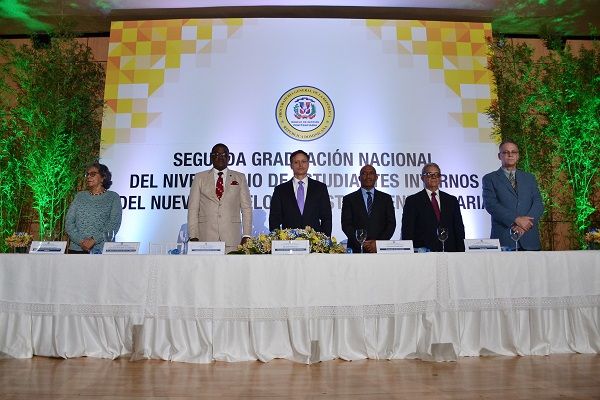El procurador Jean Rodríguez (centro) junto a las demás personalidades que encabezaron el acto.