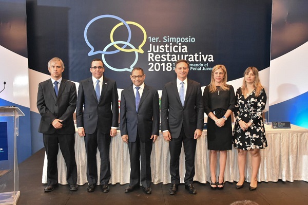 El procurador Jean Rodríguez y el presidente de la Suprema Corte, Mariano Germán, ambos al centro, junto a la oficial de Gobernabilidad Democrática del PNUD, Pura Hernández; el Ministro de Educación, Andrés Navarro; la coordinadora general de Cooperación Española, Ana Álvarez, y el representante del UNICEF, Eduardo Gallardo.