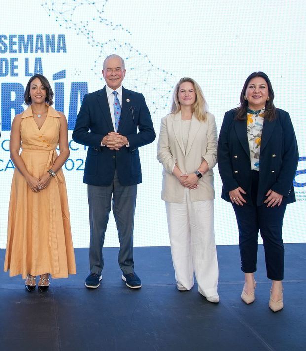 Betty Soto, Fausto Pérez, Mijal Brady y Gloria Alvarenga, directora de Integración, Acceso y Seguridad Energética de Olacde.
