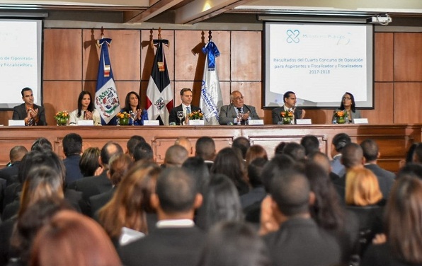 El procurador Jean Rodríguez y la rectora del IES-ENMP, Gladys Sánchez, junto a los 267 ganadores del concurso público.