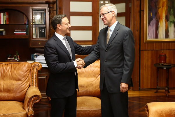 El procurador Jean Rodríguez (centro) junto al magistrado Fernando Quezada y Robert Copley, durante el encuentro.