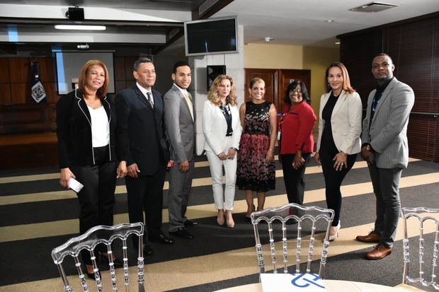  la abogada y periodista española, Regina Laguna, y la directora de Comunicación y Prensa de la Procuraduría General de la República, Julieta Tejada, ambas en el centro, junto a participantes en la actividad realizada por esta institución con ocasión del Día Nacional del Periodista. 