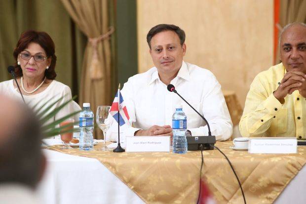 El magistrado Rodríguez (centro) junto a la procuradora adjunta, Ana Burgos, y el inspector general del Ministerio Público, Bolívar Sánchez.