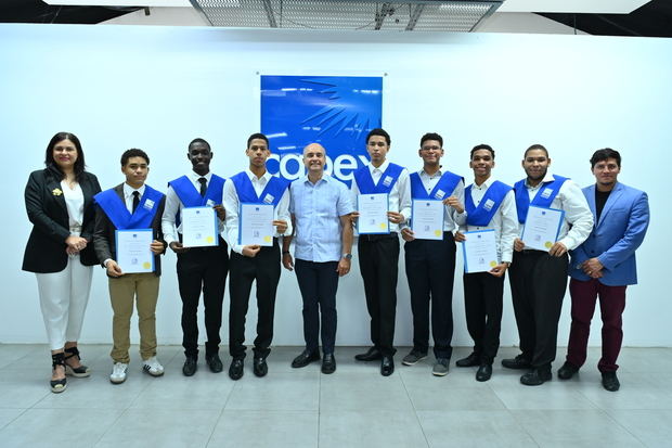  Egresados del BootCamp Tecnológico junto al equipo de CAPEX, AFP Siembra e INFOTEP.