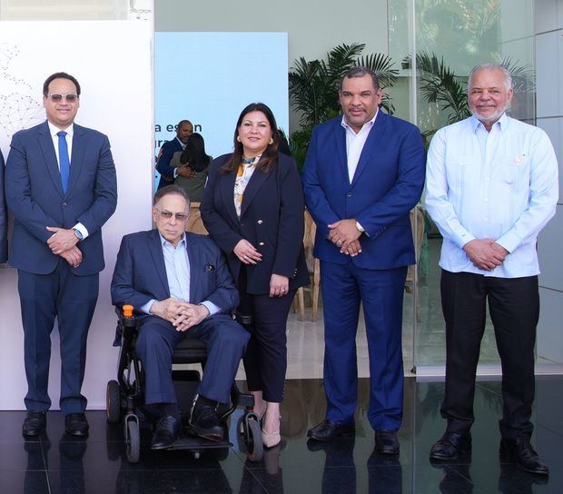 Andrés Astacio, Celso Marranzini, Gloria Alvarenga, Edward Veras y Rafael Salazar.