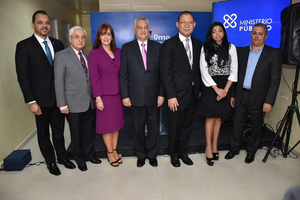 La fiscal titular del Distrito Nacional, Yeni Berenice Reynoso, a la izquierda, junto a las demás personalidades que participaron en el acto del décimo aniversario del Centro de Intervención Conductual para Hombres.