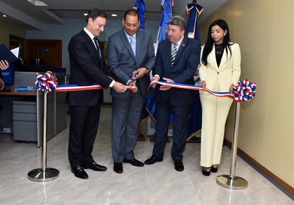 Jean Rodríguez, junto al superintendente de Bancos, Luis Armando Asunción; el Embajador Chris Campbell, y la fiscal Yeni Berenice Reynoso, en momentos del corte de la cinta que dejó inauguradas las nuevas oficinas de Unidad de Investigación de Delitos Financieros.   