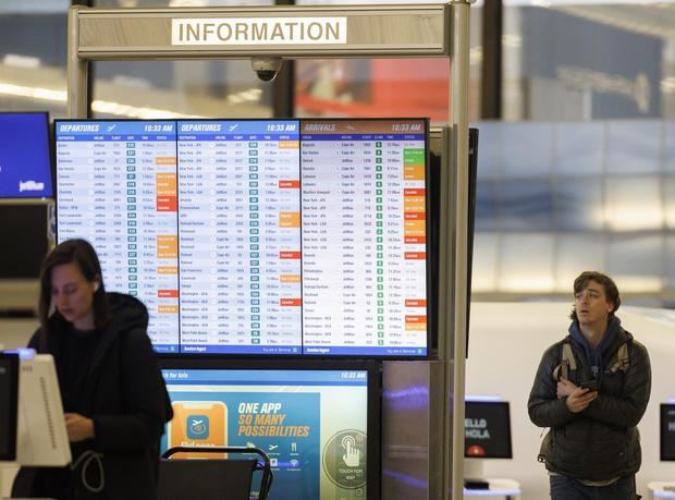 Fotografía de archivo personas en el Aeropuerto Internacional de Logan en Boston (Estados Unidos).