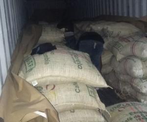 Confiscan 978 kilogramos de una sustancia que se presume es cocaína