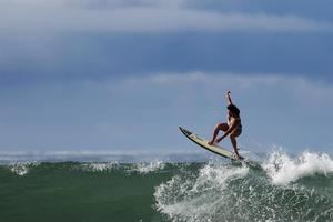 Dos campeonas de surf buscan la ola perfecta en Panamá camino a Tokio 2020