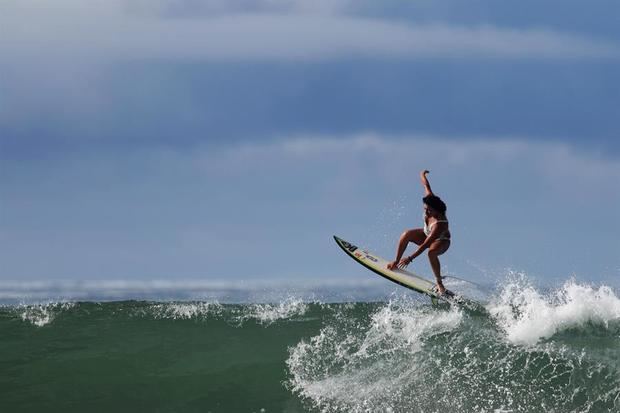 La surfista peruana Analí Gómez practica el 12 de noviembre de 2020, en la playa Morrillo en la provincia de Verrugas, Panamá.
