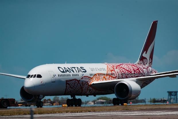 Foto de un avión de la aerolínea australiana Qantas, empresa que busca reanudar parte de sus vuelos comerciales internacionales a mediados de 2021.