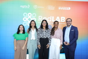 Lissette Pacheco, encargada del Laboratorio de Innovación; Melissa Muñoz, directora de Innovación de la OGTIC; Diana Rivas, directora del Gabinete de la OGTIC; Lucila Velásquez, encargada de División la Investigación del Laboratorio de de Innovación y Luis Santiago, asesor de la OGTIC.