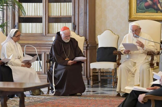 Imagen cedida por el Vaticano de la reunión del papa con la Comisión para la Protección de los Menores.