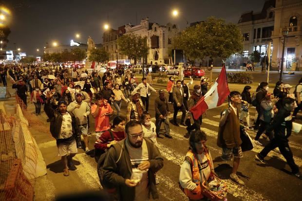 Cientos de ciudadanos peruanos fueron registrados este sábado, 17 de diciembre, al protestar para pedir el cierre del Congreso, la convocatoria de elecciones generales y una nueva Constitución, en Lima, Perú.