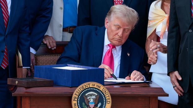 Trump firma ley para publicar archivos del caso Epstein.