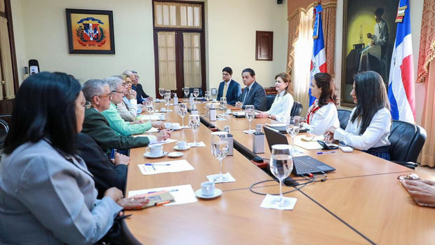 Gobierno y Colegio Médico Dominicano acuerdan extender la tregua y continuar el diálogo.