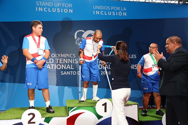 Primera Dama colocando la medalla