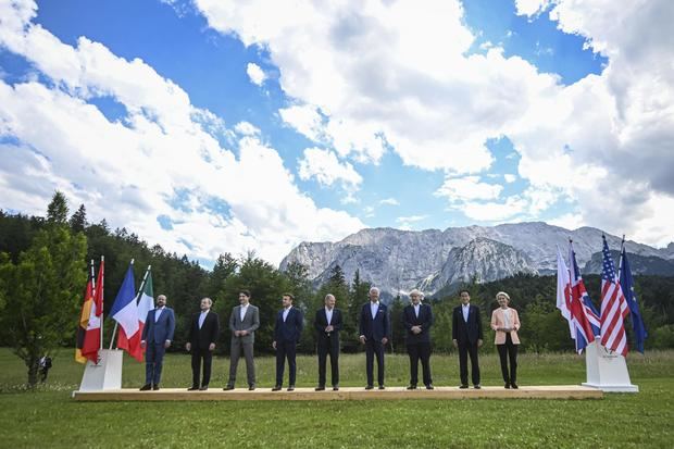 Foto de familia de los asistentes a la cumbre del G7 en el castillo de Elmau en Kruen, Alemania.