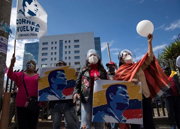 Simpatizantes del expresidente ecuatoriano Rafael Correa protestan hoy en los exteriores de la Corte Nacional de Justicia, en Quito, Ecuador.