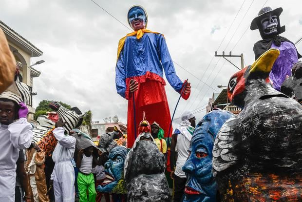 Los haitianos bailan en las calles en carnaval pese a la crisis.