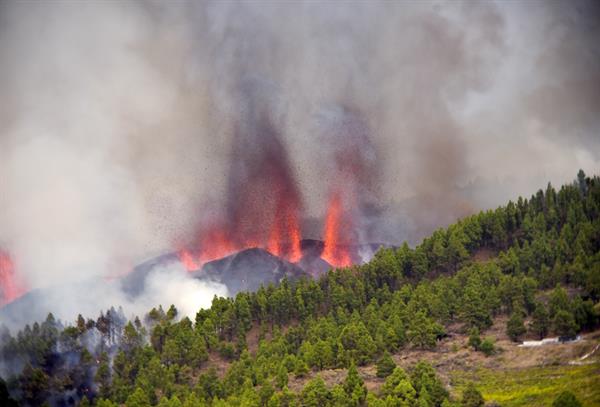 Una erupción volcánica ha comenzado esta tarde de domingo en los alrededores de Las Manchas, en El Paso (La Palma), después de que el complejo de la Cumbre Vieja .