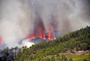 Dos mil evacuados por la erupci&#243;n de un volc&#225;n en isla espa&#241;ola de La Palma