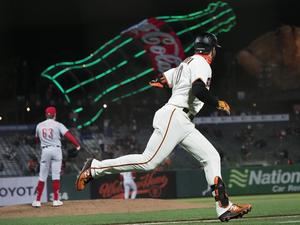 Gigantes siguen explosivos; Dodgers vuelven a perder; Despiertan los Bravos