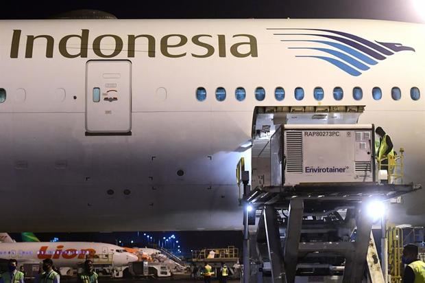 Foto distribuida por el Palacio Presidencial de Indonesia muestra a trabajadores descargando vacunas COVID-19 de la empresa china Sinovac Biotech, Ltd en el Aeropuerto Internacional de Yakarta en Tangerang, Indonesia.