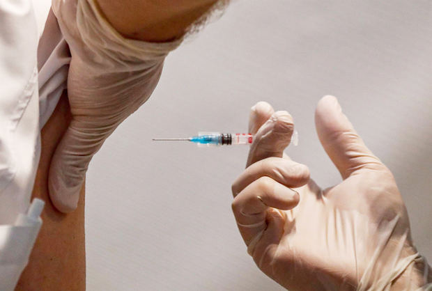 Imagen de archivo de la inoculación de una de las vacunas.