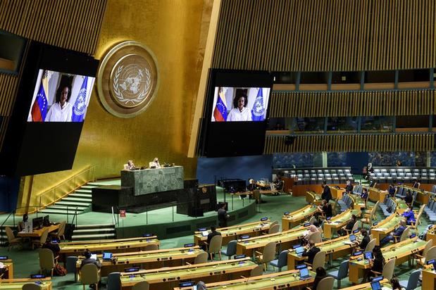 Fotografía cedida por la ONU donde aparece la ministra de la Mujer e Igualdad de Género de Venezuela, Carolys Pérez (en las pantallas) mientras habla durante la reunión de alto nivel de la Asamblea General.