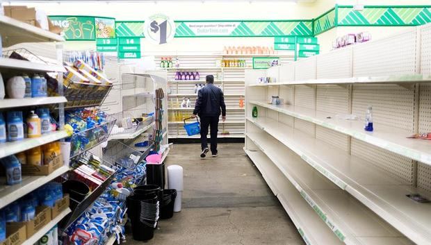 Una persona busca suministros de limpieza en una tienda Dollar en Brooklyn, Nueva York, EE. UU., 17 de marzo de 2020.