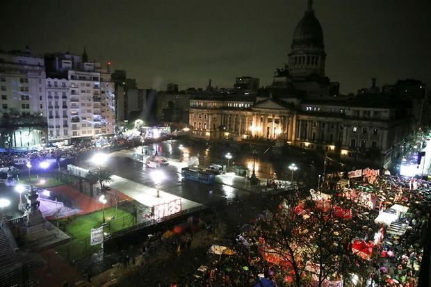 Vista aérea de la plaza del Congreso donde se concentran cientos de manifestantes a favor y en contra del aborto el 8 de agosto de 2018, en Buenos Aires, Argentina.